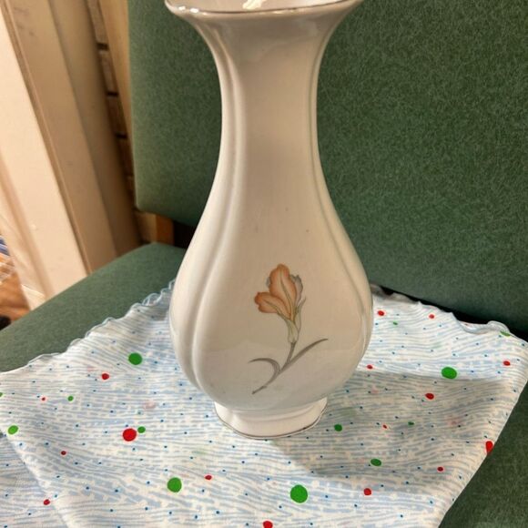 Vintage ribbed vase with silver trim - Picture 1 of 6